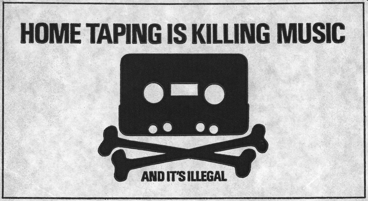 Aufdruck »Home Taping Is Killing Music – And It's Illegal« auf einer Schallplatten-Innenhülle. Das Motiv ist der Schatten einer Audiokassette mit zwei sich kreuzenden Knochen darunter, ähnlich dem Totenkopf-Motiv, das Piraten zugeschrieben wird.